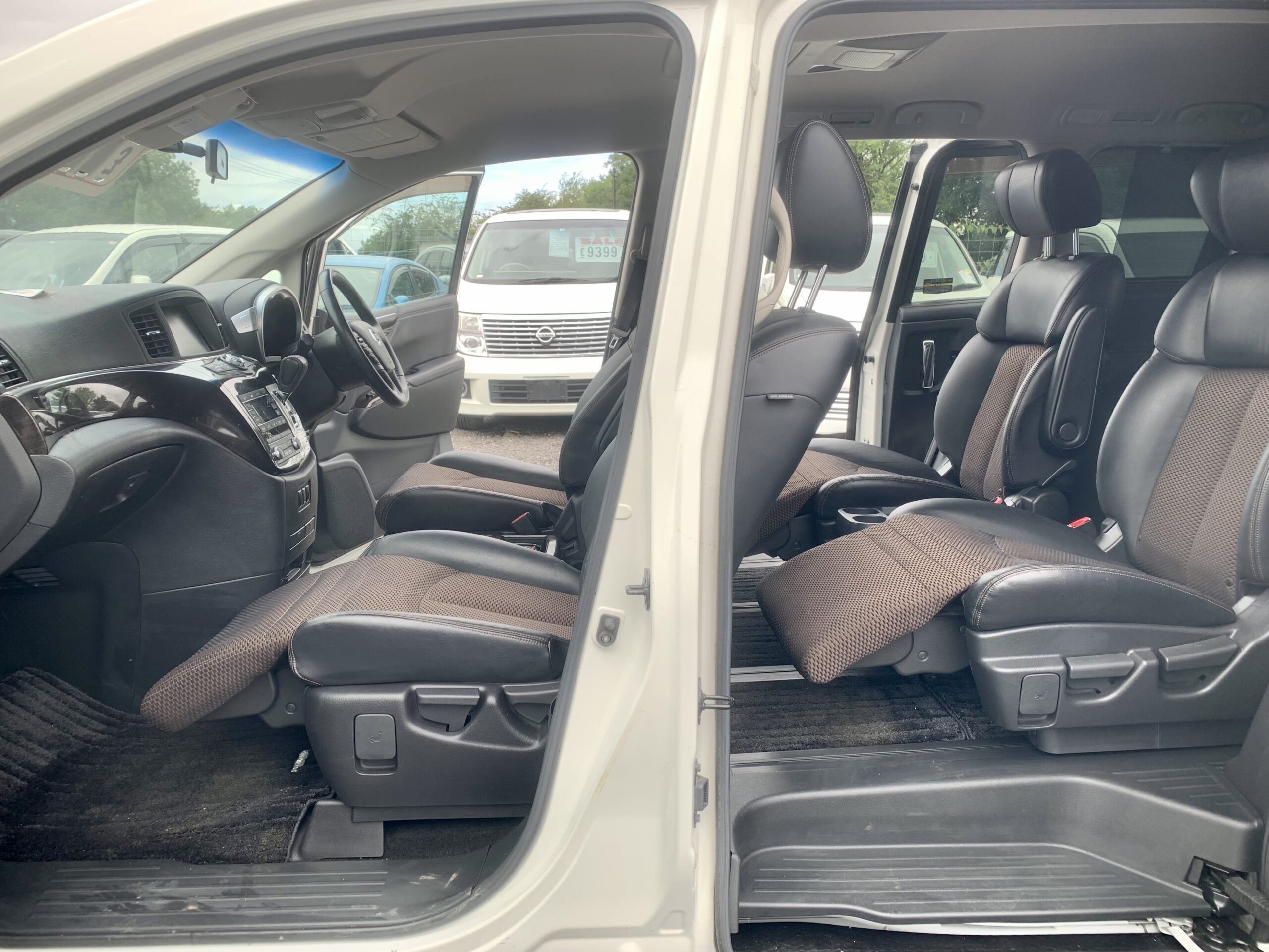 Nissan Elgrand 2×4 4×4 drive