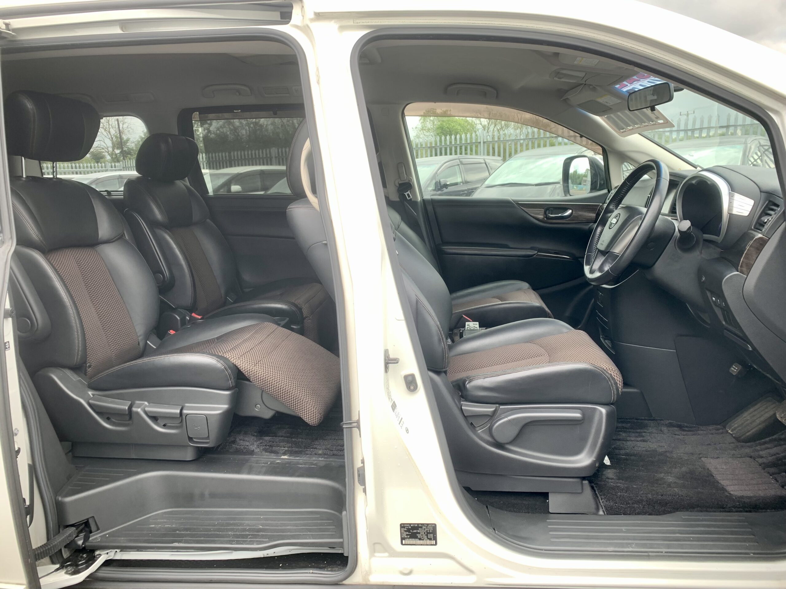 Nissan Elgrand 2×4 4×4 drive