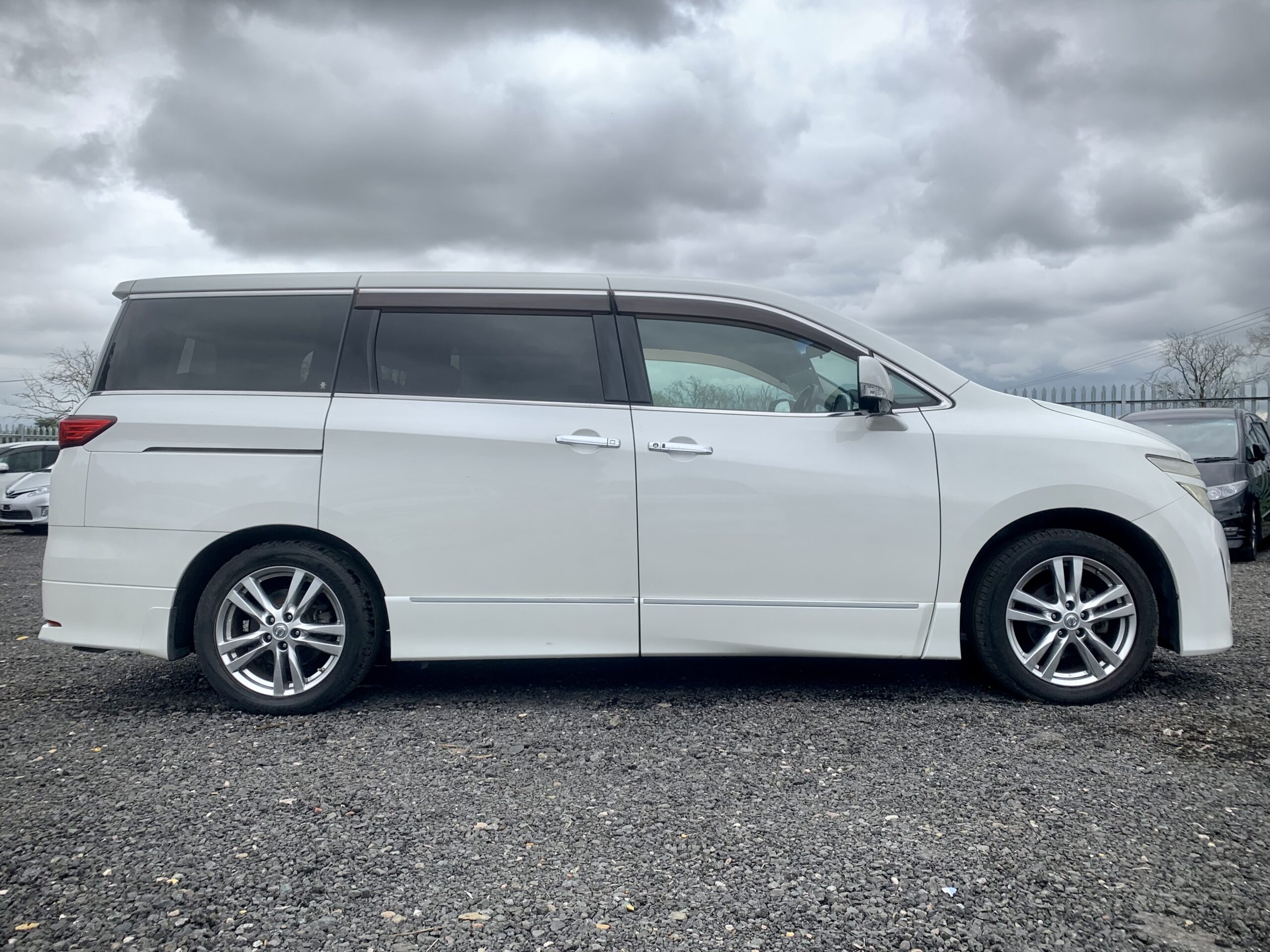 Nissan Elgrand 2×4 4×4 drive