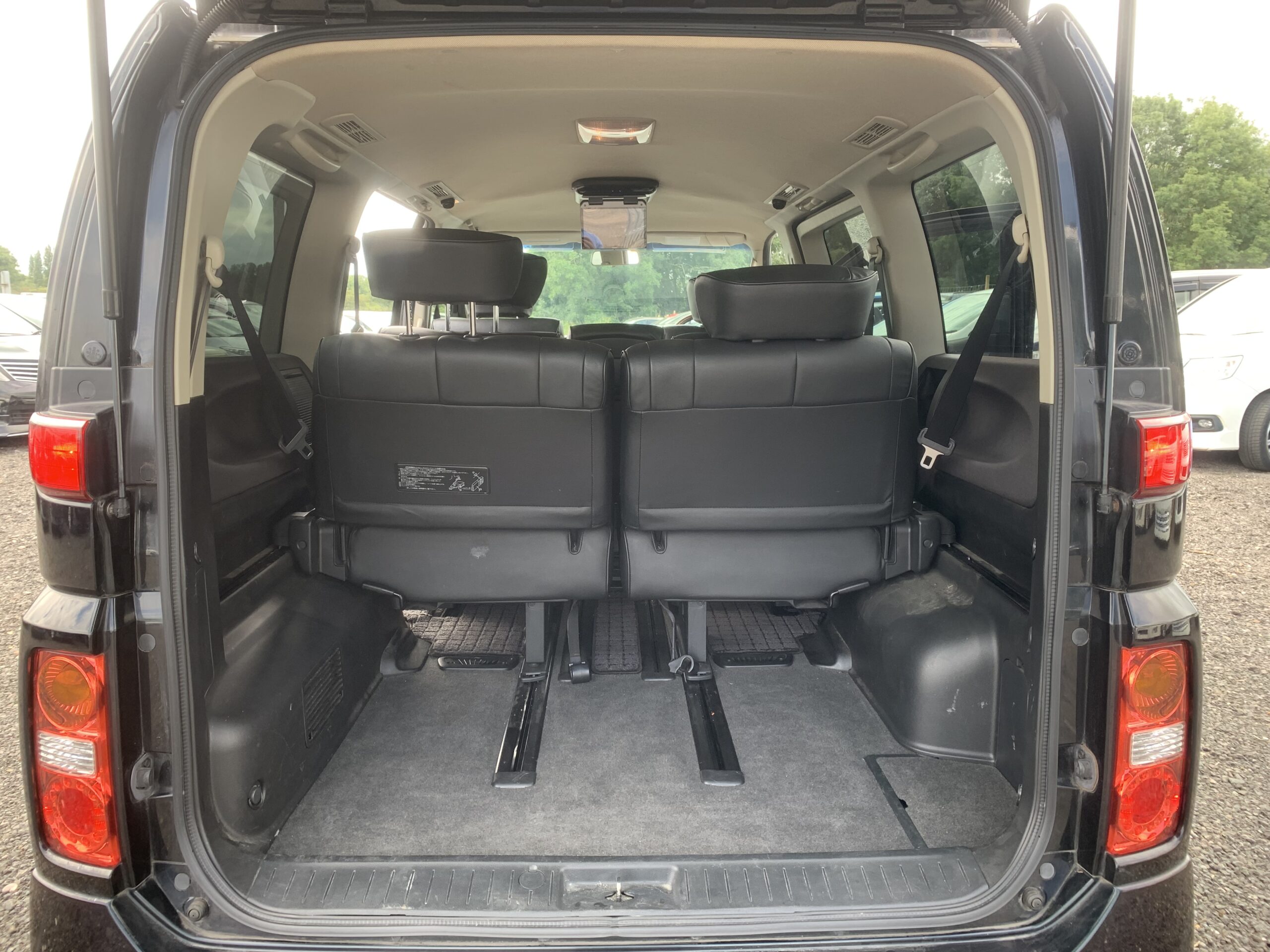 Nissan Elgrand 2×4 4×4 drive