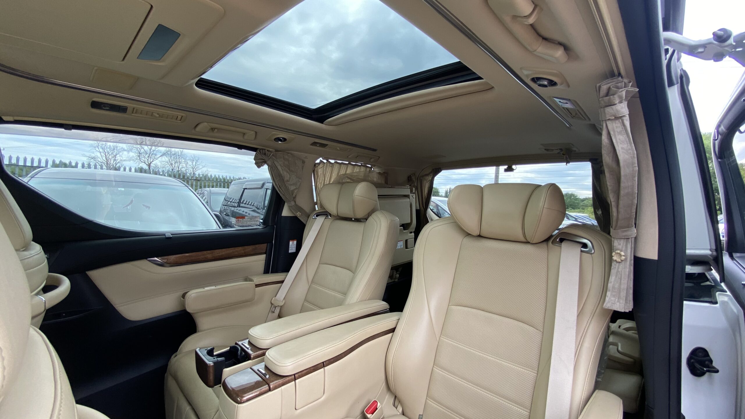 Toyota Alphard HYBRID