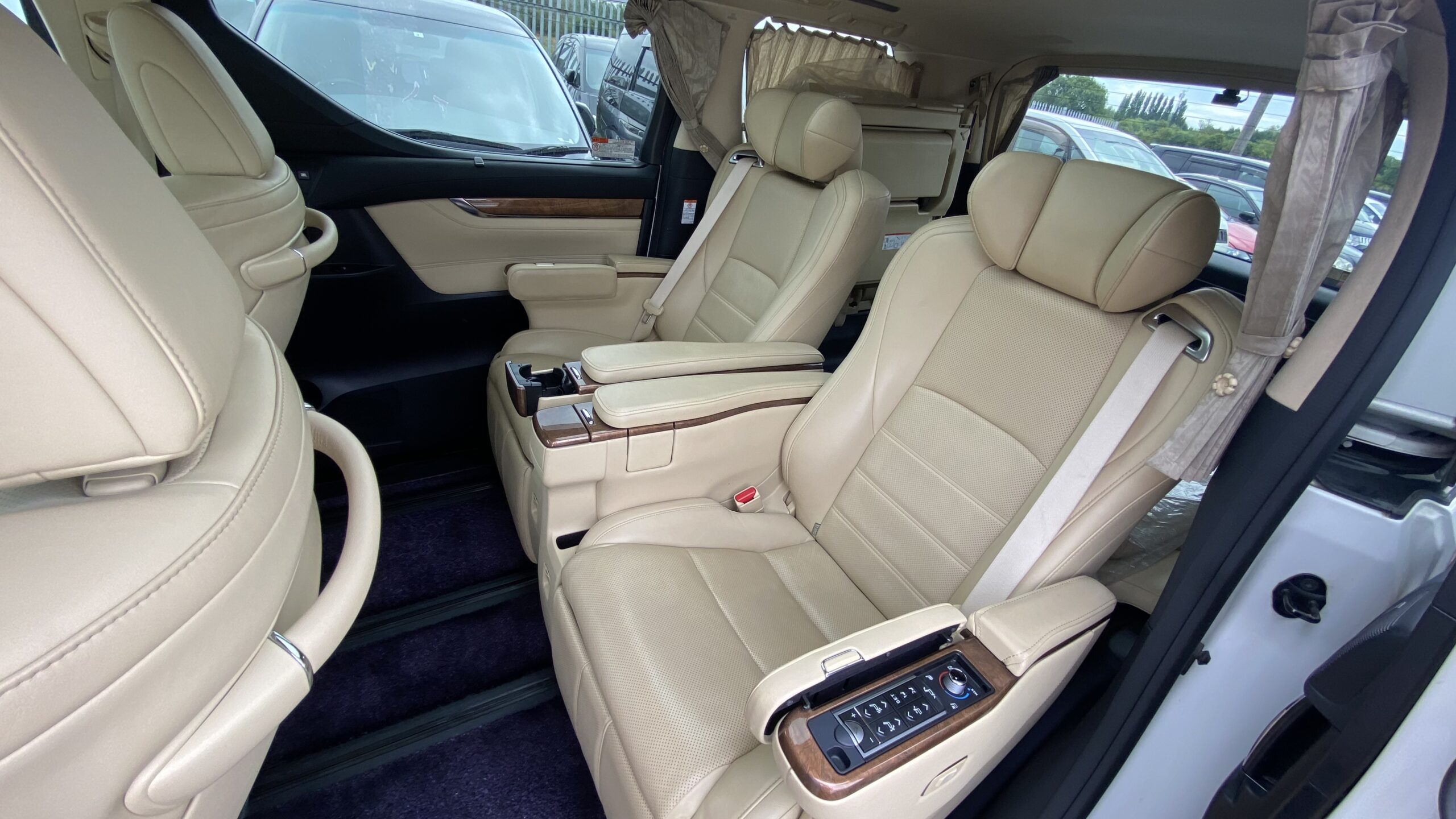 Toyota Alphard HYBRID