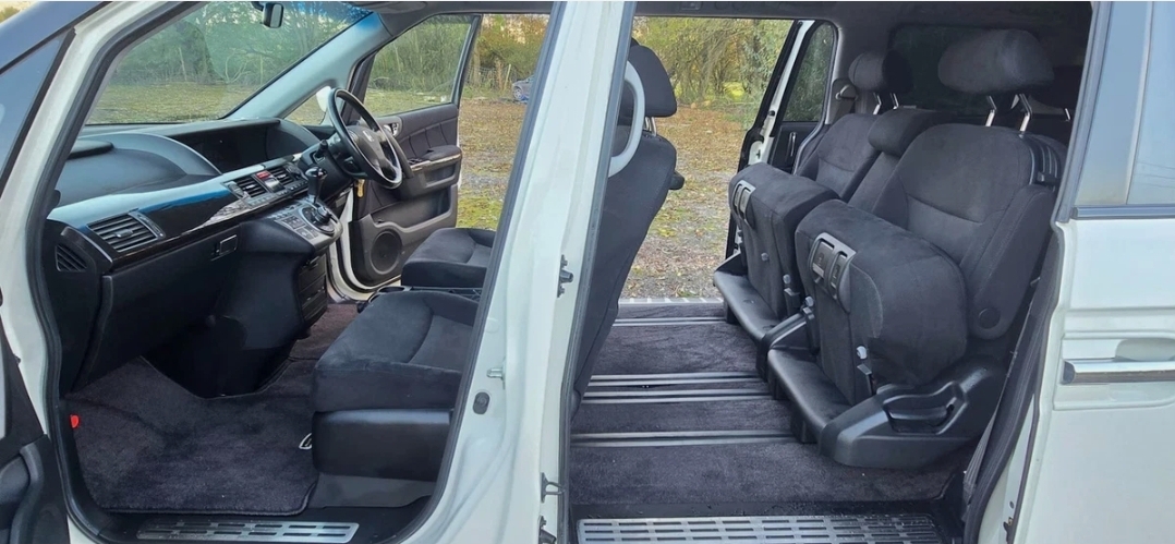 2009 Honda Elysion 2.4 L Automatic Power Sliding Doors 59 Plate