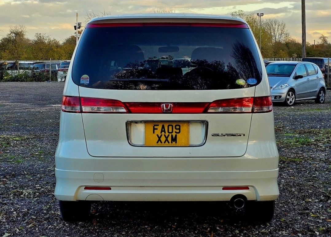 2009 Honda Elysion 2.4 L Automatic Power Sliding Doors 59 Plate