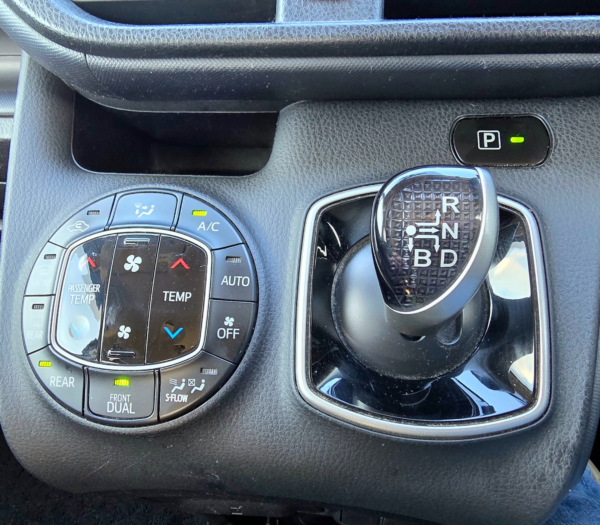 TOYOTA VOXY 1.8h Auto 7 Seater Hybrid