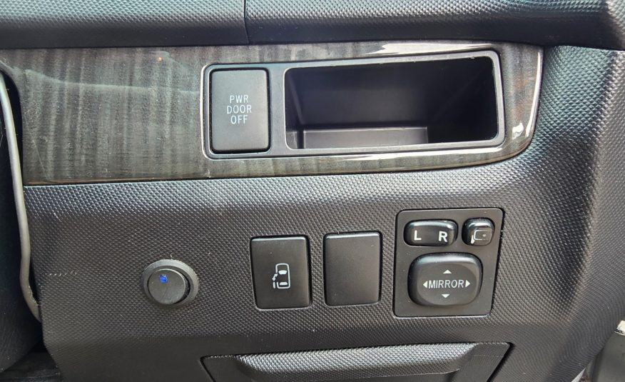 TOYOTA ESTIMA 2.4 Auto CVT 7 Seater