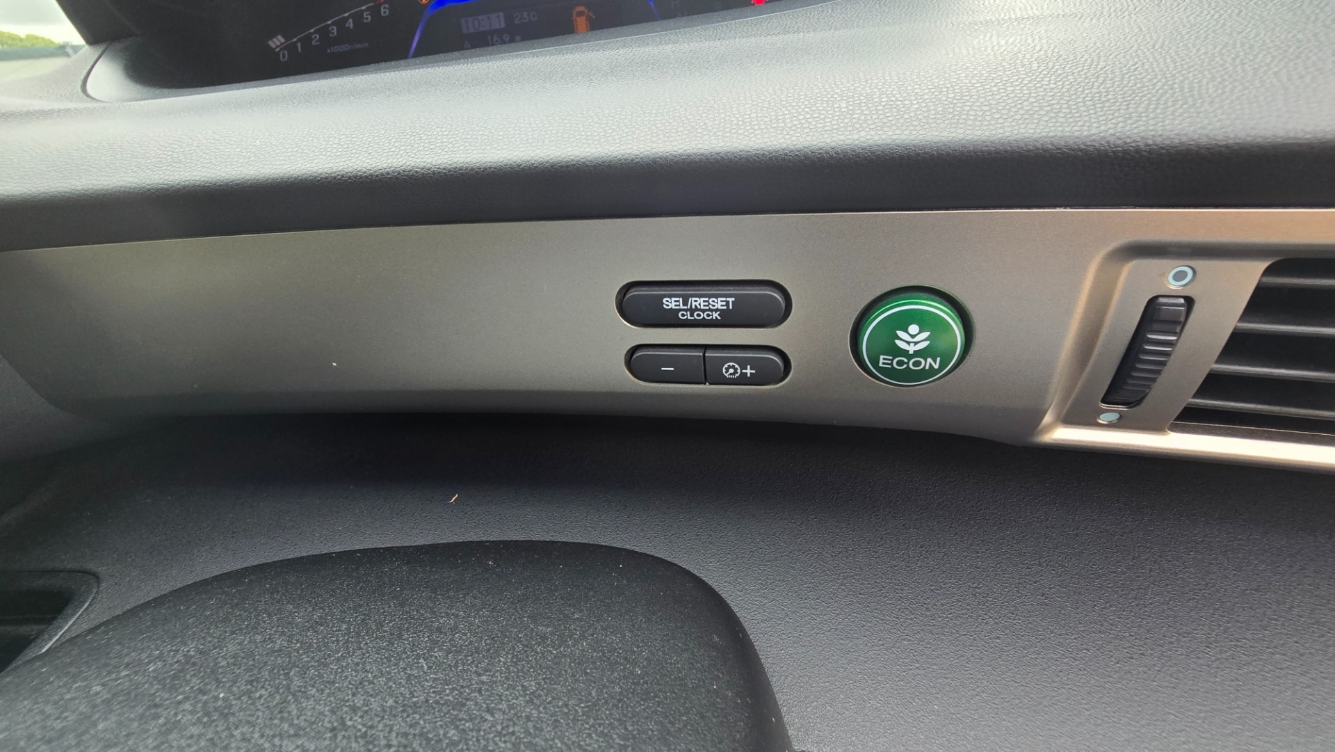 HONDA FREED SPIKE HYBRID 1.5 Auto 5 Seater MPV