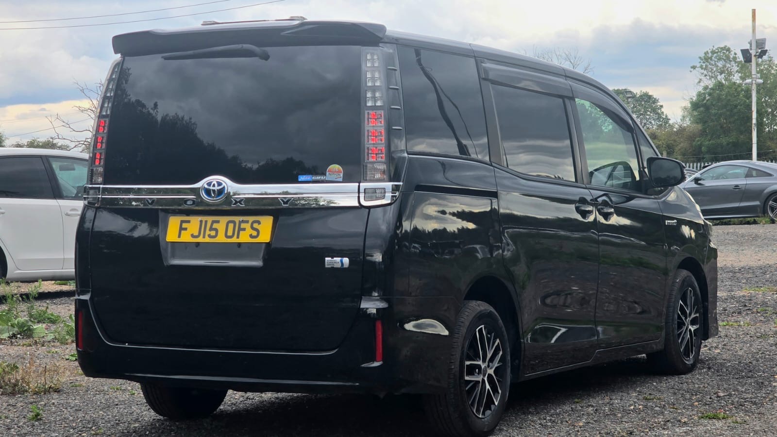 Toyota Voxy 1.8 Hybrid Automatic MPV