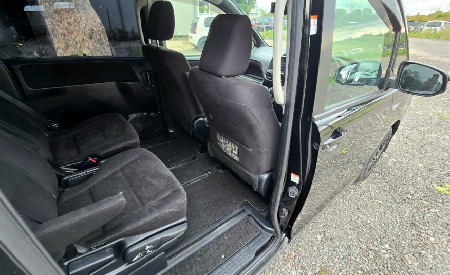 Toyota Voxy 1.8 Hybrid Automatic MPV