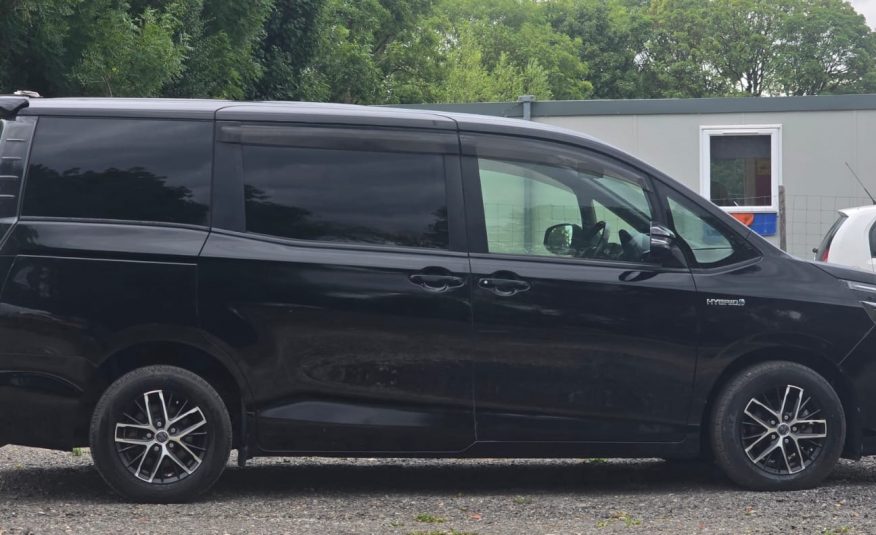 Toyota Voxy 1.8 Hybrid Automatic MPV