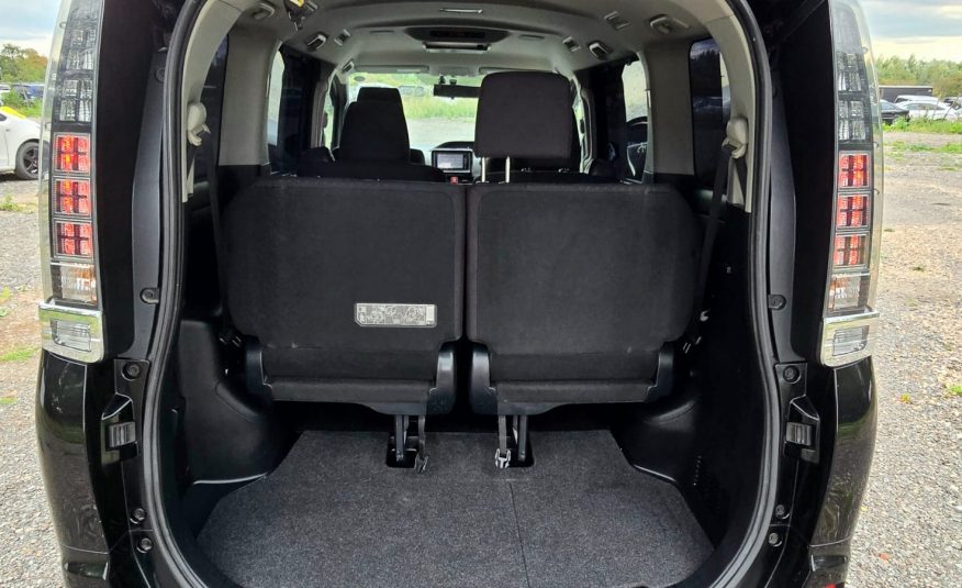 Toyota Voxy 1.8 Hybrid Automatic MPV