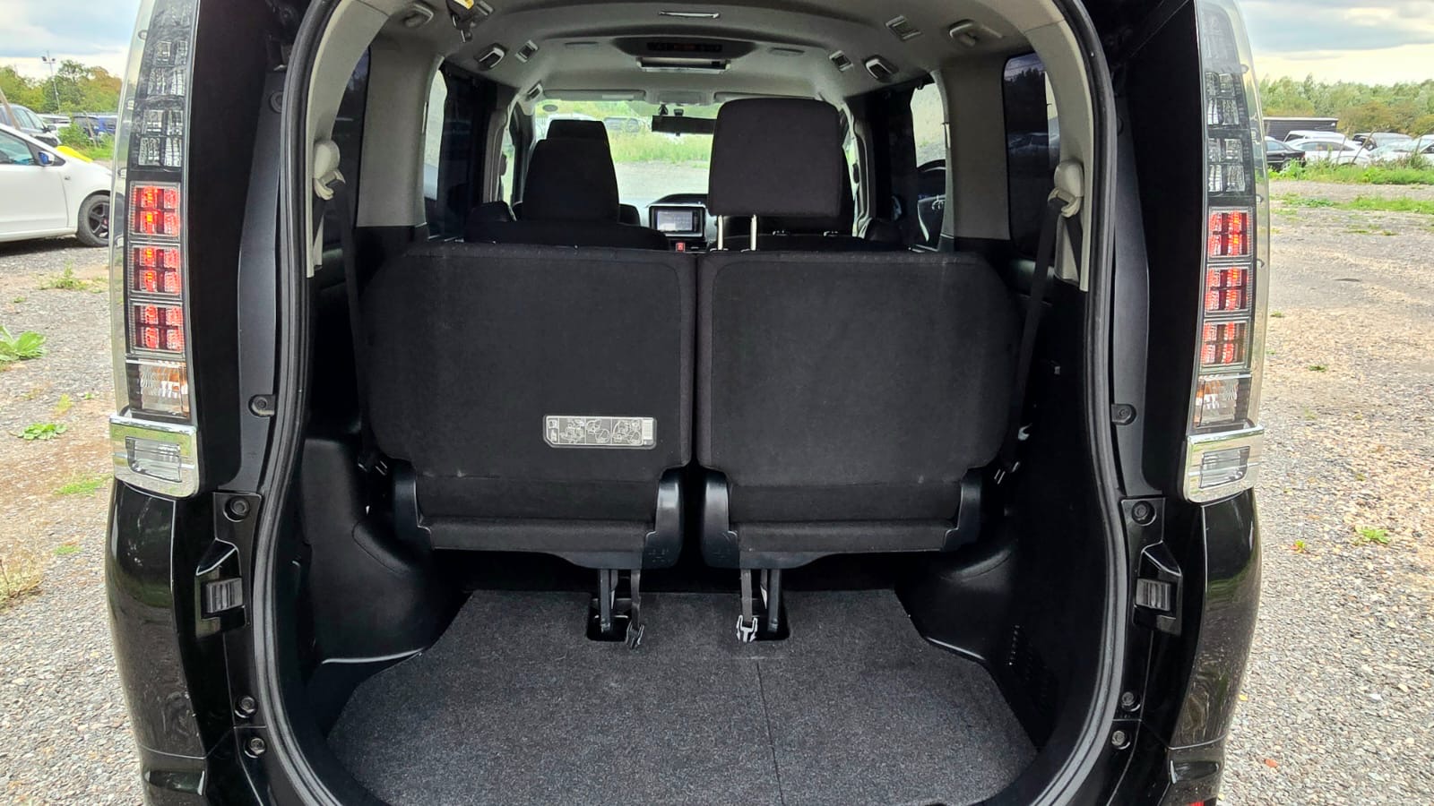 Toyota Voxy 1.8 Hybrid Automatic MPV