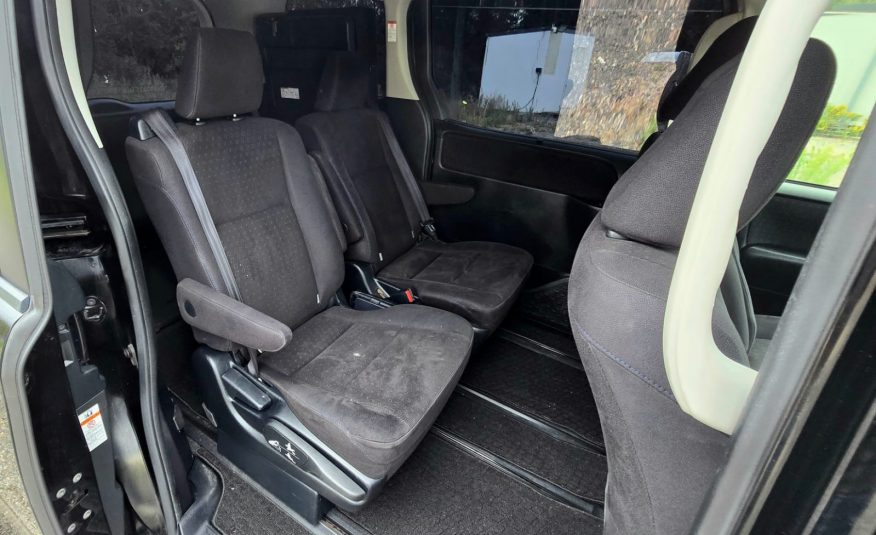 Toyota Voxy 1.8 Hybrid Automatic MPV