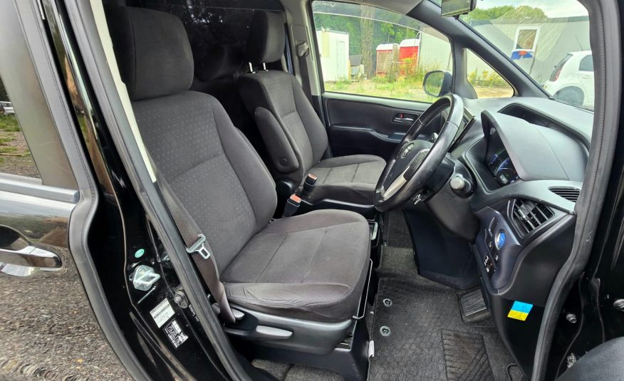 Toyota Voxy 1.8 Hybrid Automatic MPV