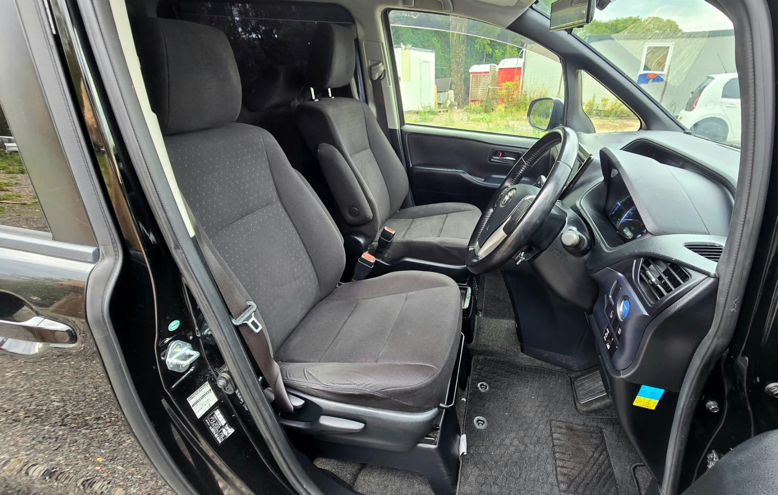 Toyota Voxy 1.8 Hybrid Automatic MPV