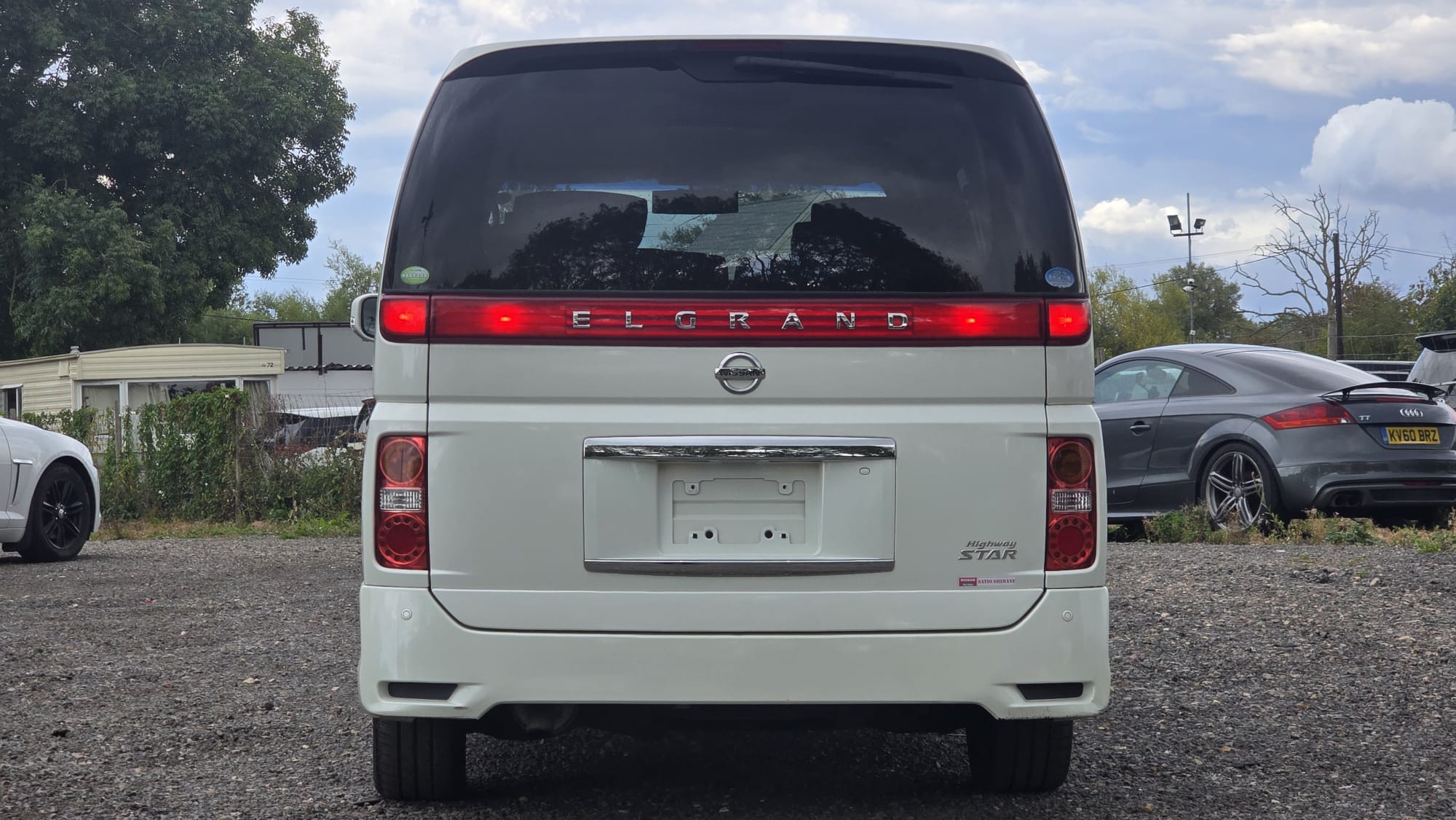 Nissan Elgrand Highway Star 3.5 V6 4WD/RWD Swivel Seats