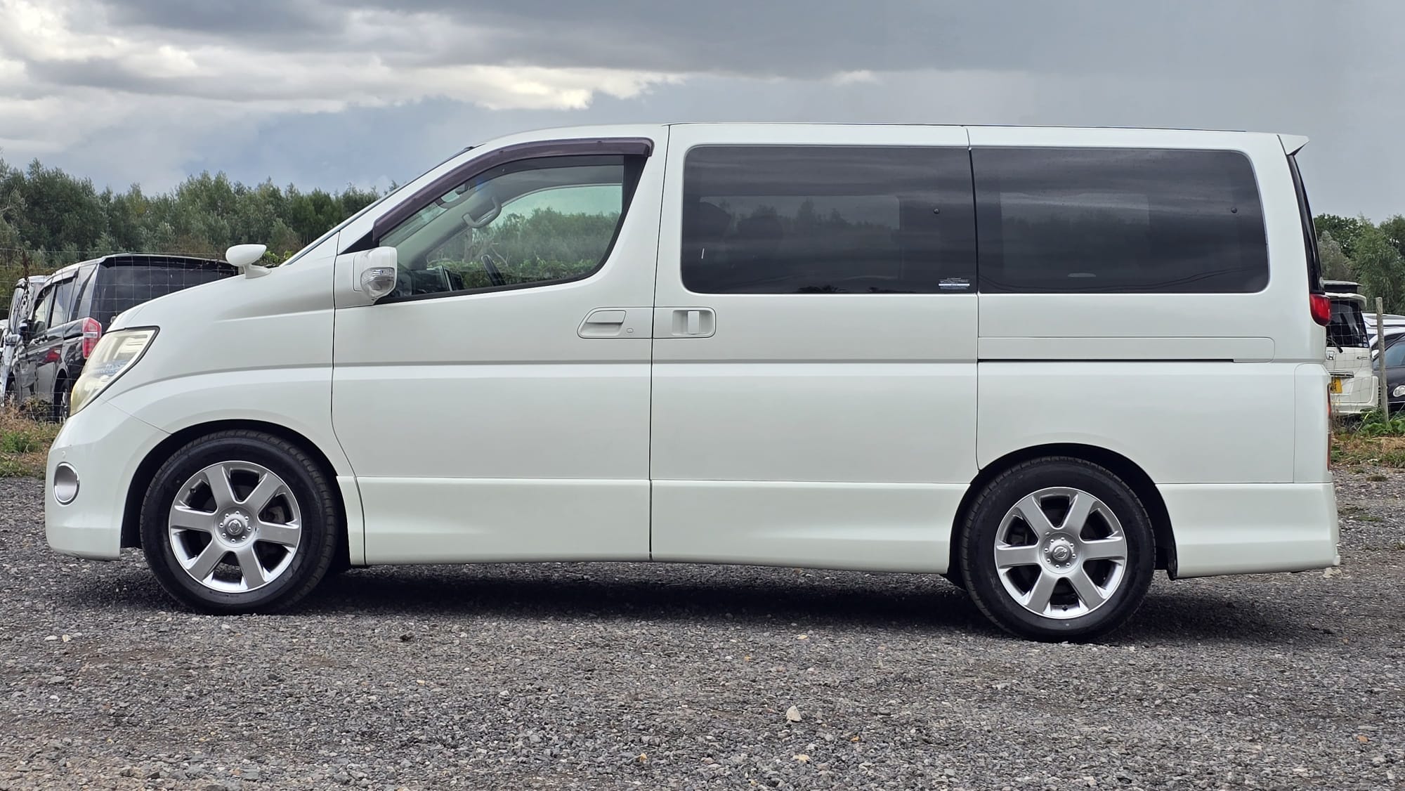 Nissan Elgrand Highway Star 3.5 V6 4WD/RWD Swivel Seats