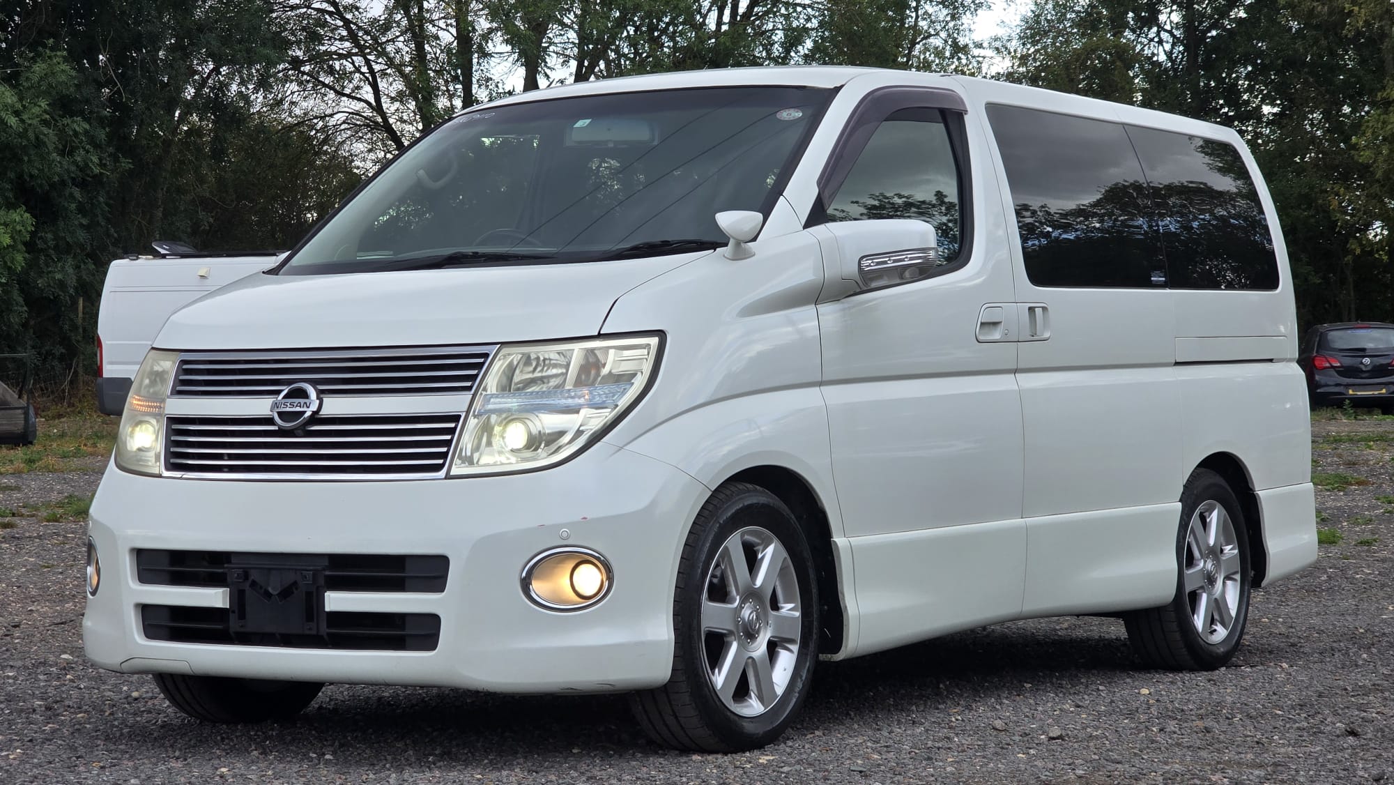 Nissan Elgrand Highway Star 3.5 V6 4WD/RWD Swivel Seats