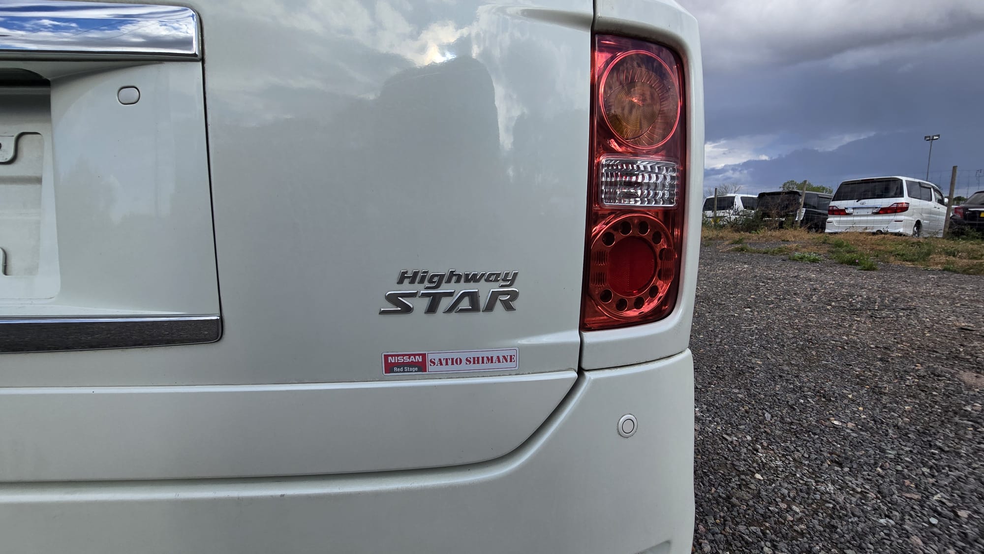 Nissan Elgrand Highway Star 3.5 V6 4WD/RWD Swivel Seats