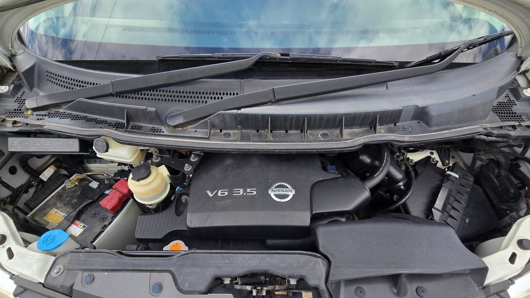 Nissan Elgrand Highway Star 3.5 V6 4WD/RWD Swivel Seats