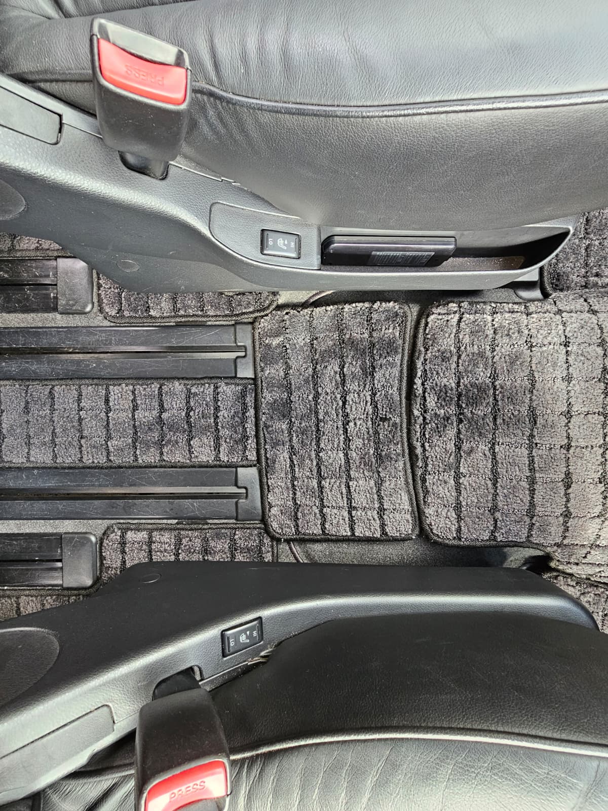 Nissan Elgrand Highway Star 3.5 V6 4WD/RWD Swivel Seats