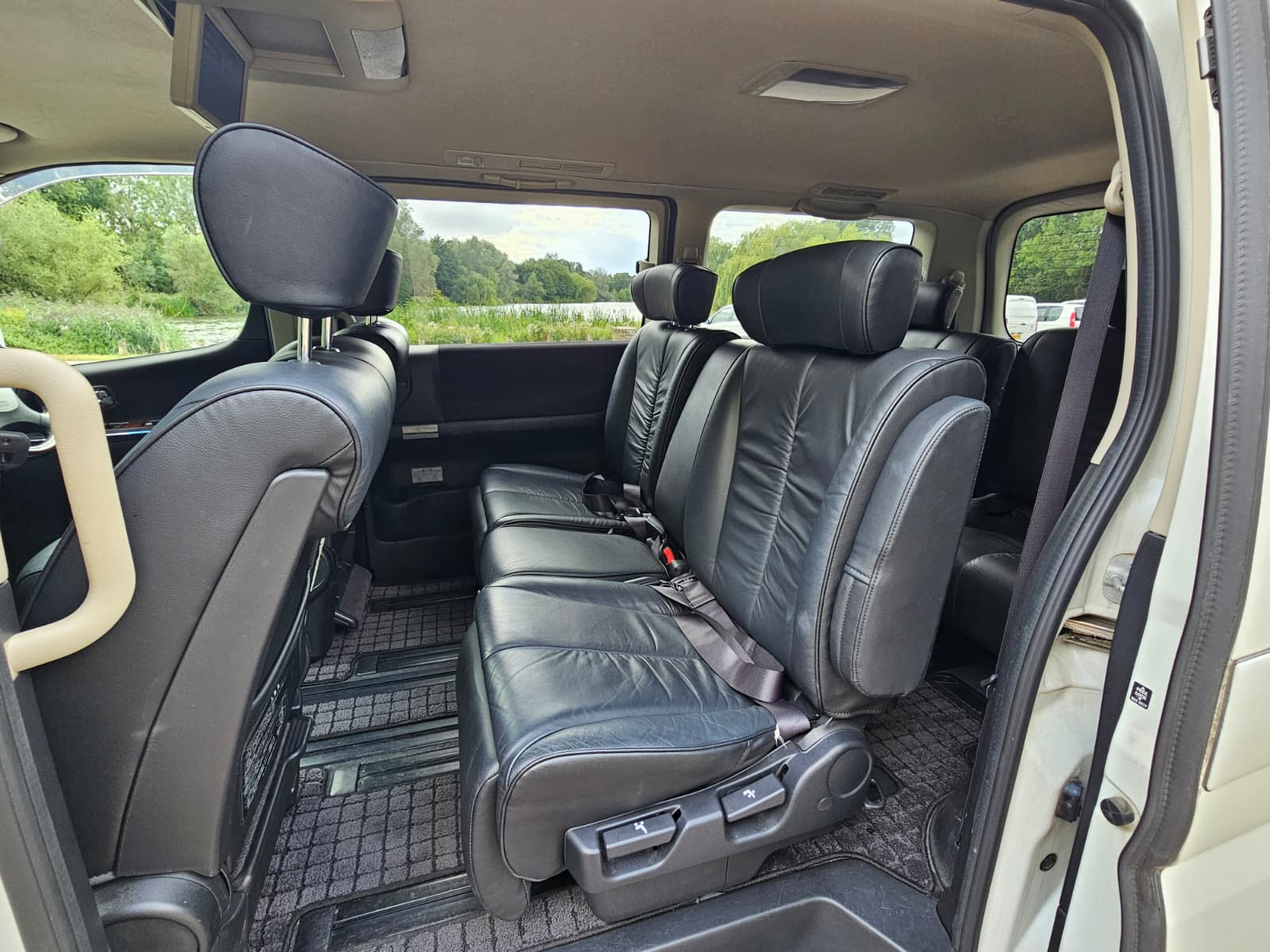 Nissan Elgrand Highway Star 3.5 V6 4WD/RWD Swivel Seats