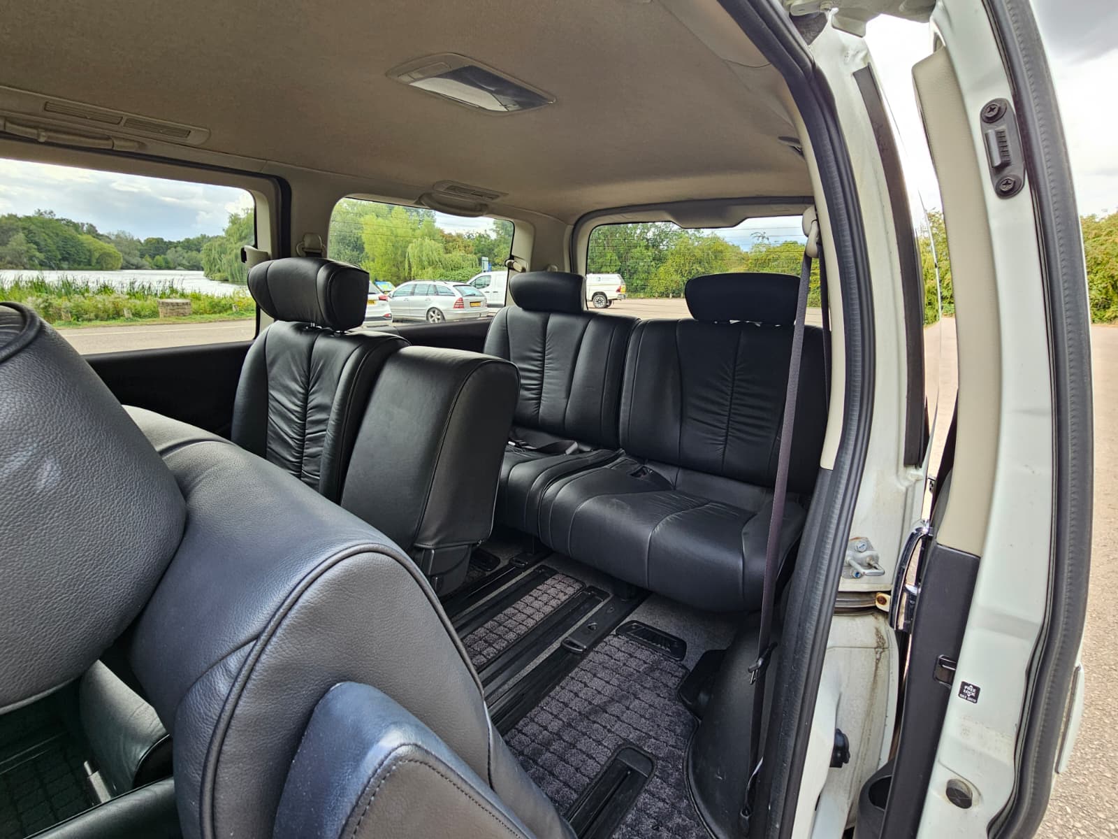 Nissan Elgrand Highway Star 3.5 V6 4WD/RWD Swivel Seats
