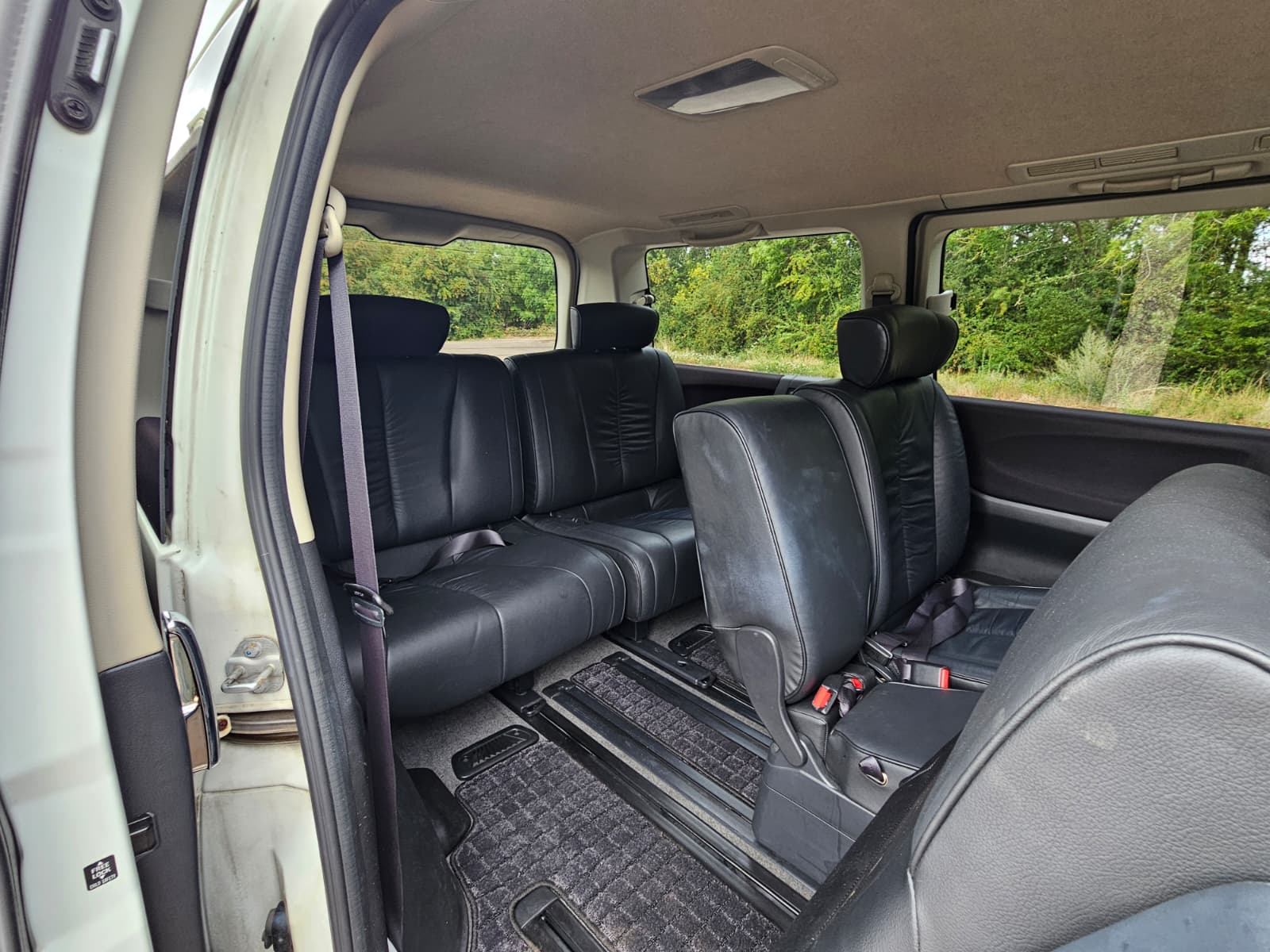 Nissan Elgrand Highway Star 3.5 V6 4WD/RWD Swivel Seats
