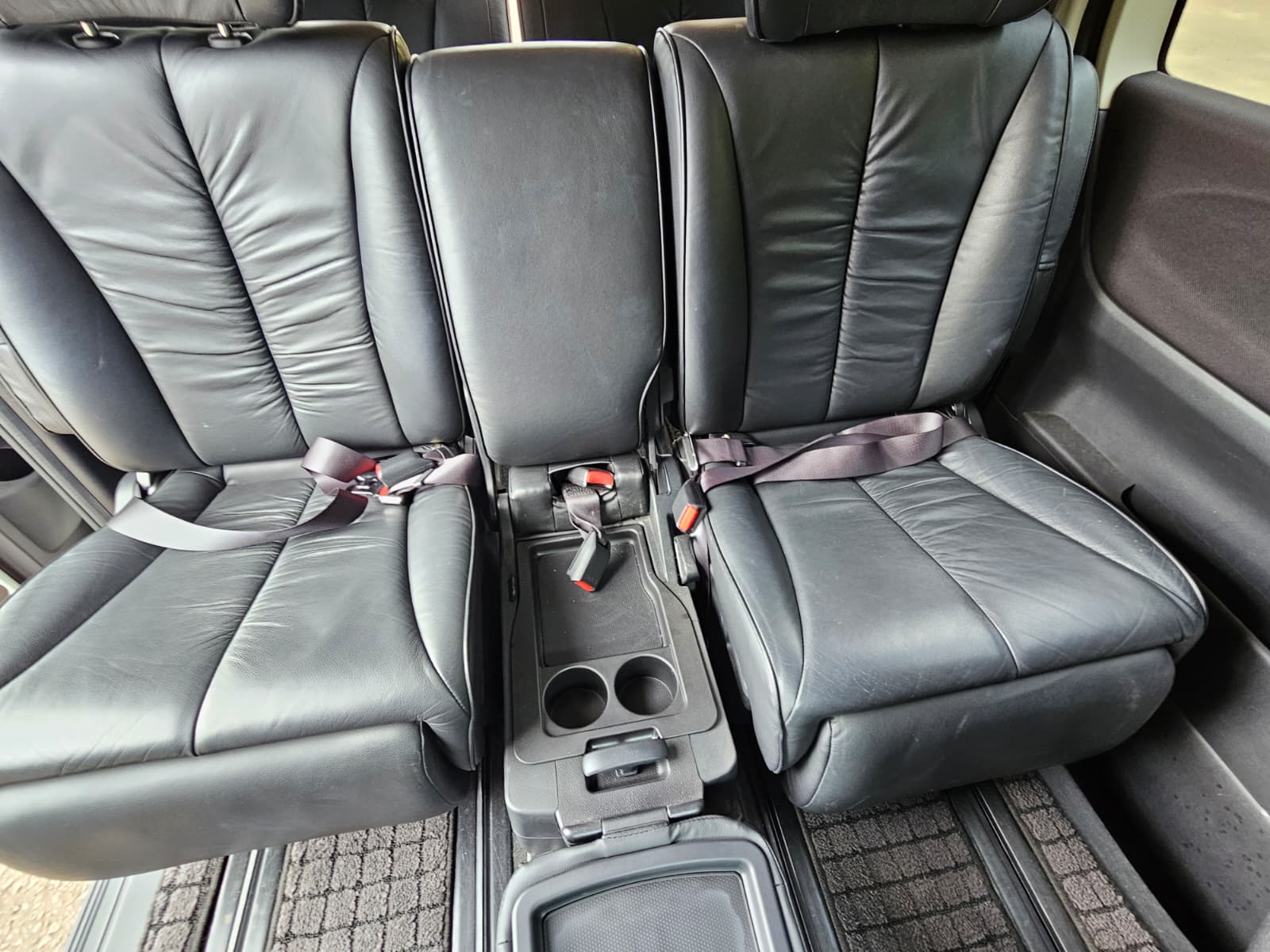 Nissan Elgrand Highway Star 3.5 V6 4WD/RWD Swivel Seats