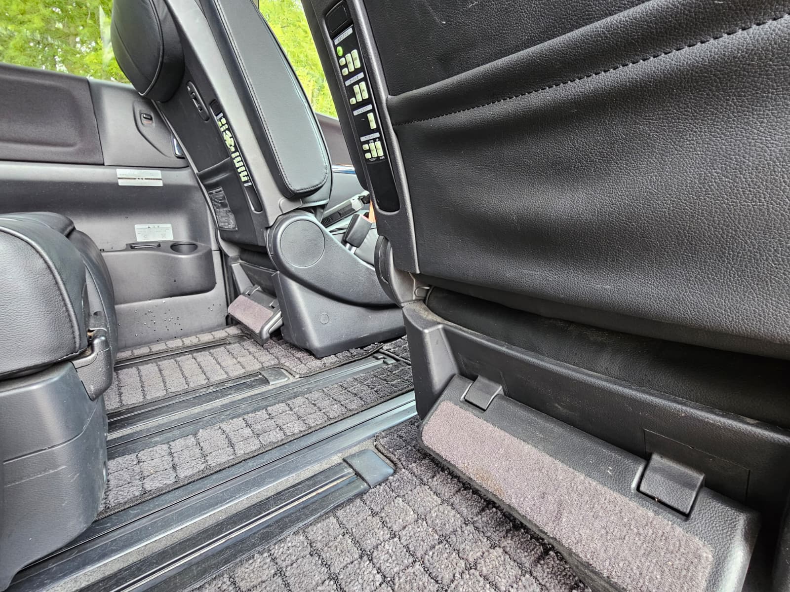 Nissan Elgrand Highway Star 3.5 V6 4WD/RWD Swivel Seats