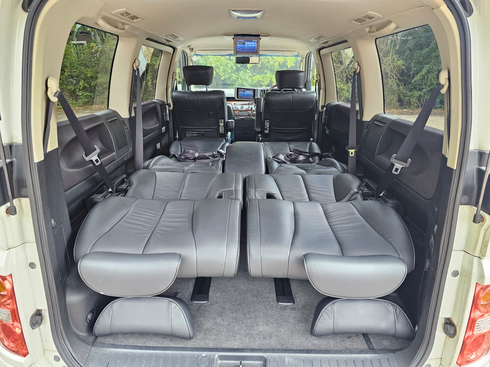 Nissan Elgrand Highway Star 3.5 V6 4WD/RWD Swivel Seats