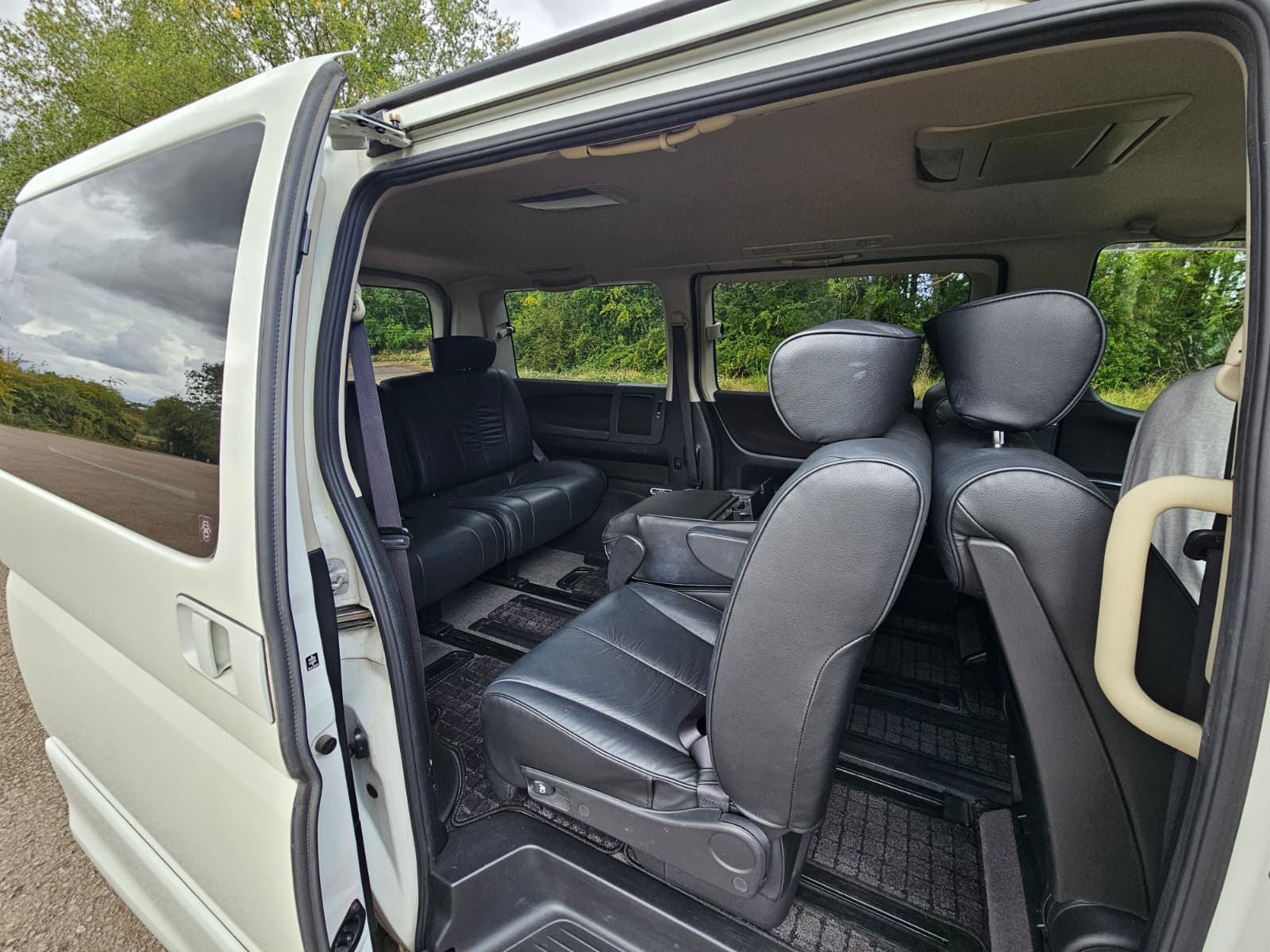 Nissan Elgrand Highway Star 3.5 V6 4WD/RWD Swivel Seats