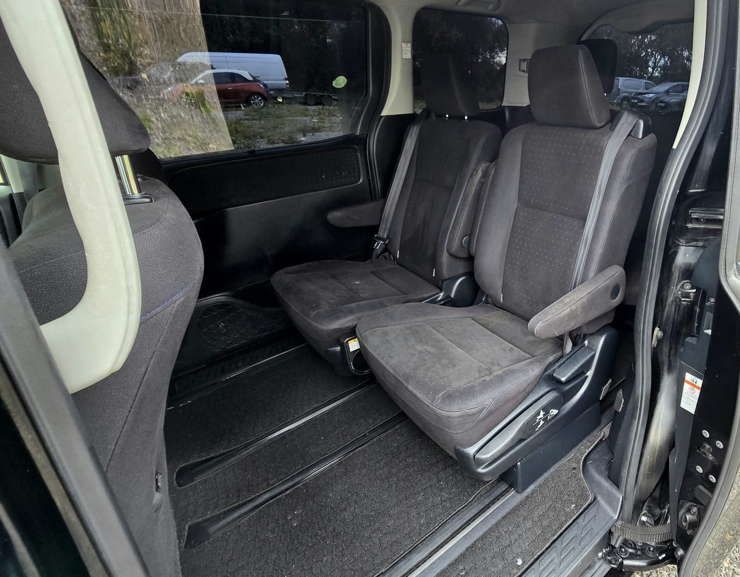 Toyota Voxy 1.8 Hybrid Automatic MPV