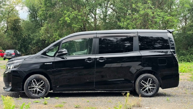 Toyota Voxy 1.8 Hybrid Automatic MPV
