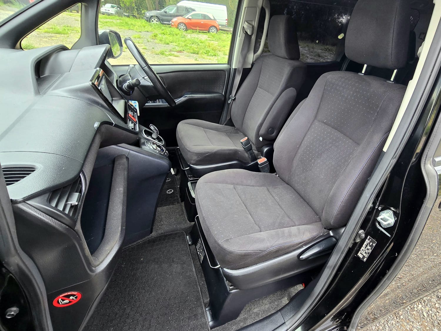 Toyota Voxy 1.8 Hybrid Automatic MPV