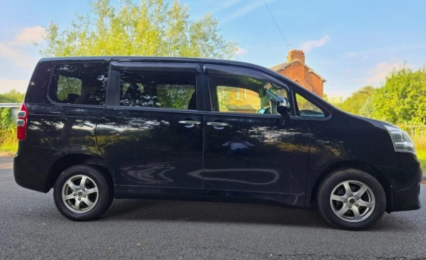 TOYOTA NOAH Fresh Import 2.0 Auto 7 Seater