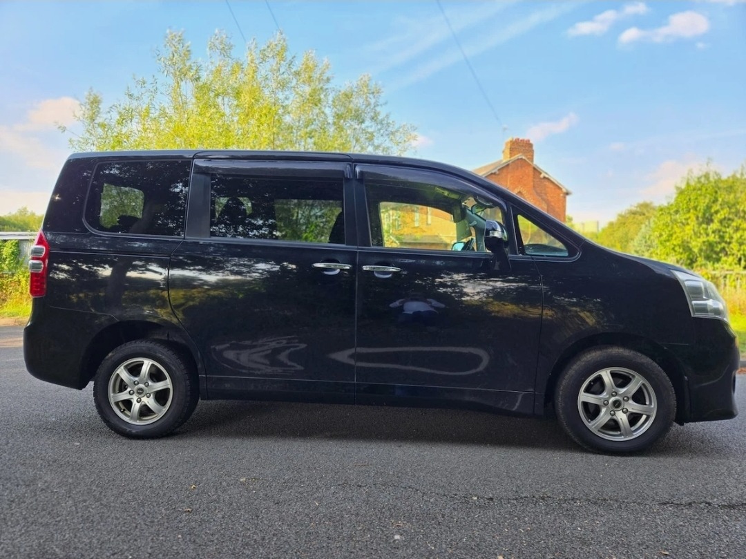 TOYOTA NOAH Fresh Import 2.0 Auto 7 Seater