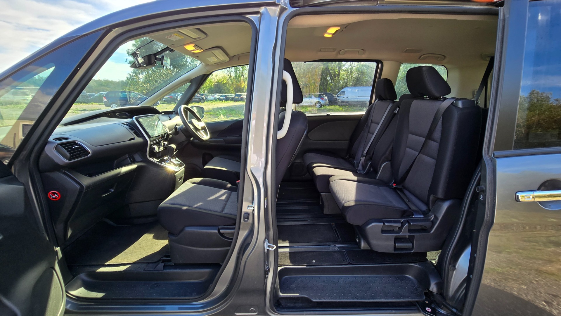 NISSAN SERENA HighwayStar 2.0h Auto 8 Seater S-Hybrid MPV Ulez Compliant