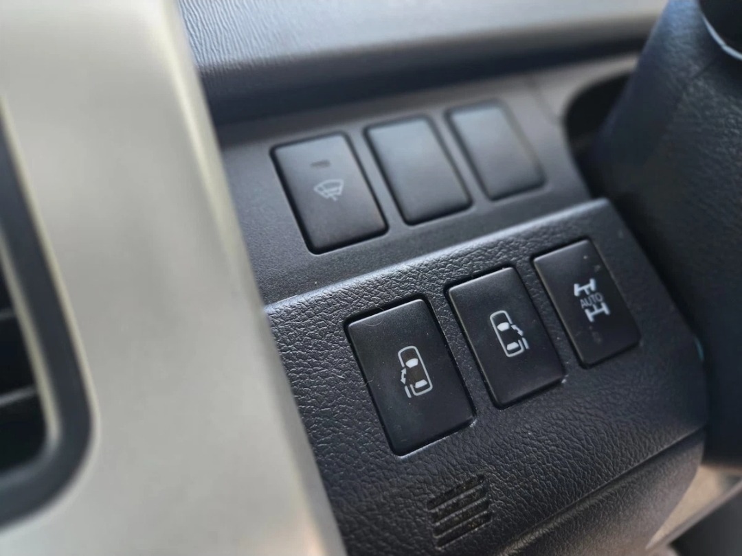 TOYOTA NOAH Fresh Import 2.0 Auto 7 Seater