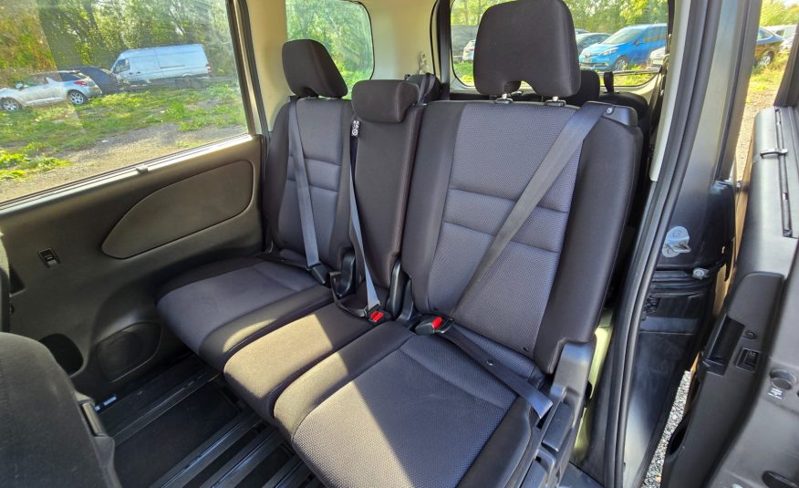 NISSAN SERENA HighwayStar 2.0h Auto 8 Seater S-Hybrid MPV Ulez Compliant