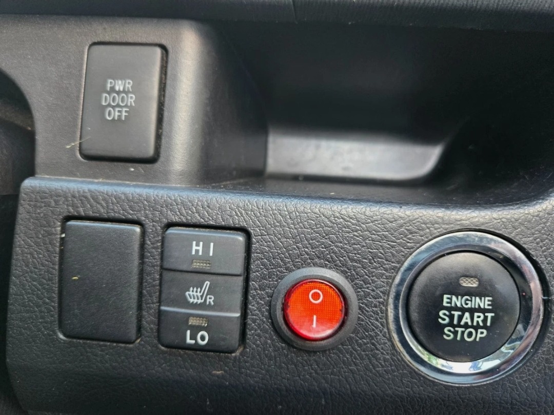 TOYOTA NOAH Fresh Import 2.0 Auto 7 Seater