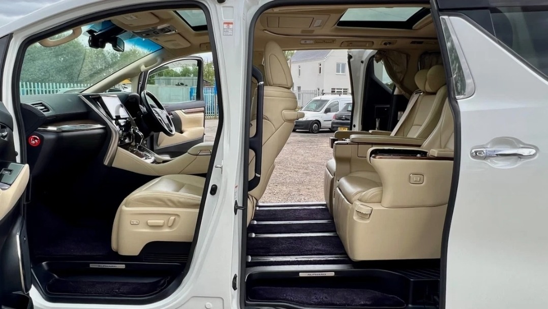 TOYOTA ALPHARD Executive Lounge 2.5 Auto Hybrid Sunroof