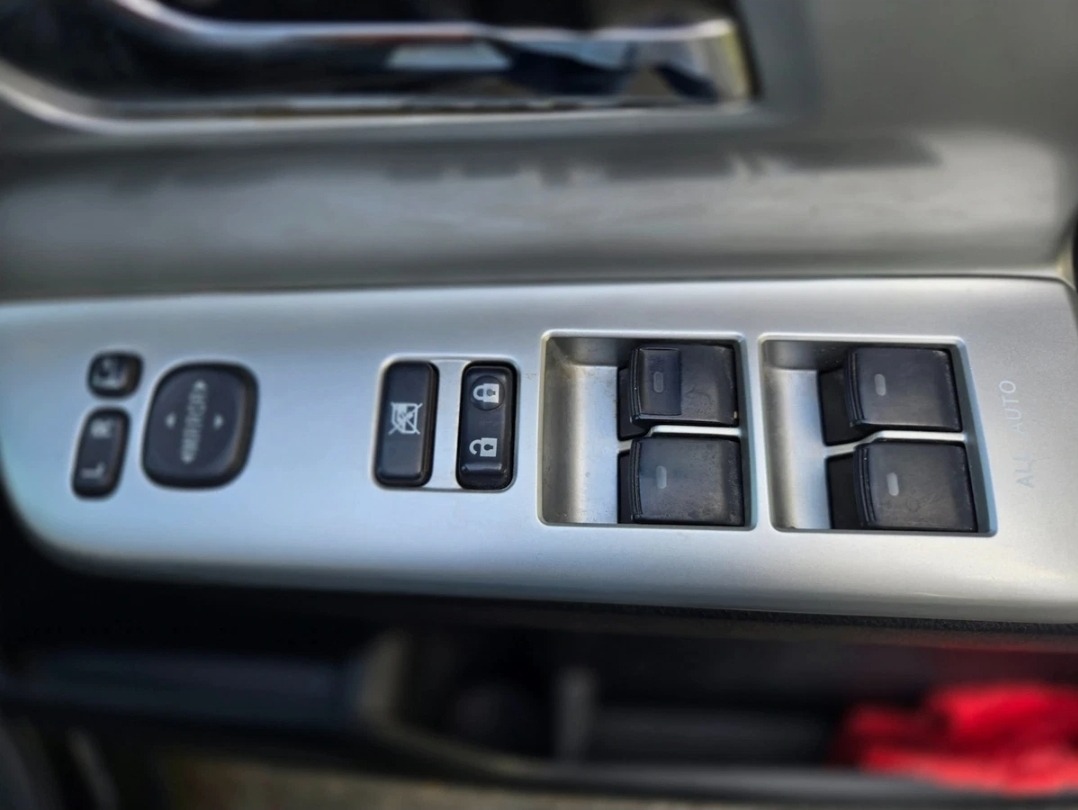 TOYOTA NOAH Fresh Import 2.0 Auto 7 Seater