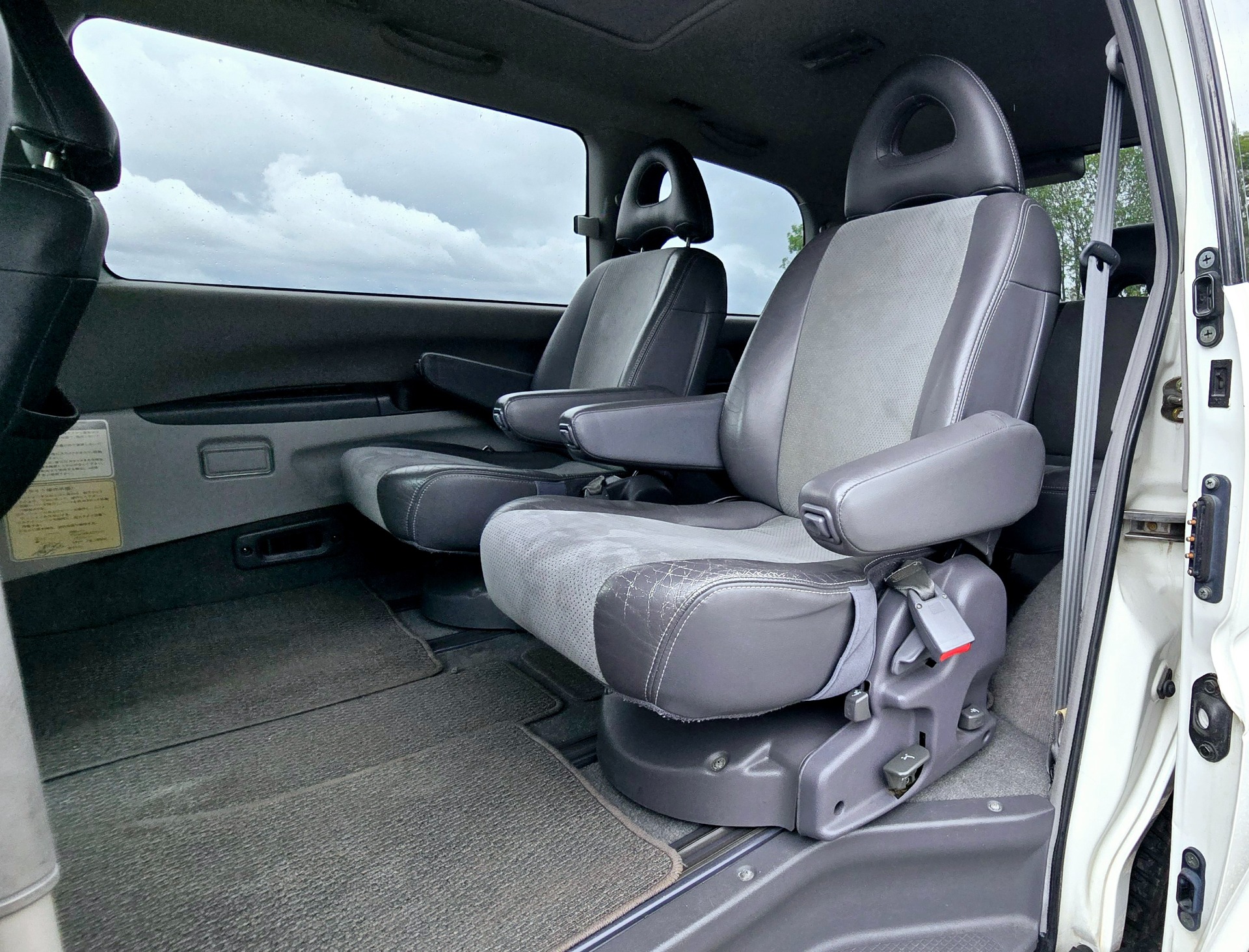 MITSUBISHI DELICA L400 Spacegear Chamonix3.0 Auto V6 4X4 7 Seater twin Sunroof 68k Miles Only