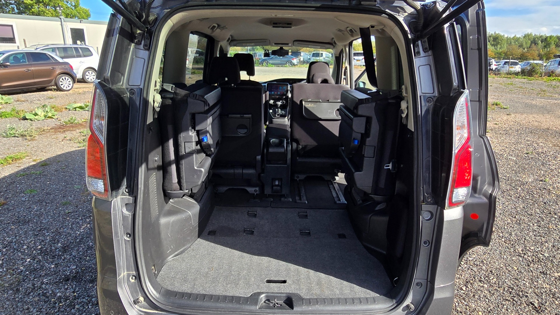 NISSAN SERENA HighwayStar 2.0h Auto 8 Seater S-Hybrid MPV Ulez Compliant