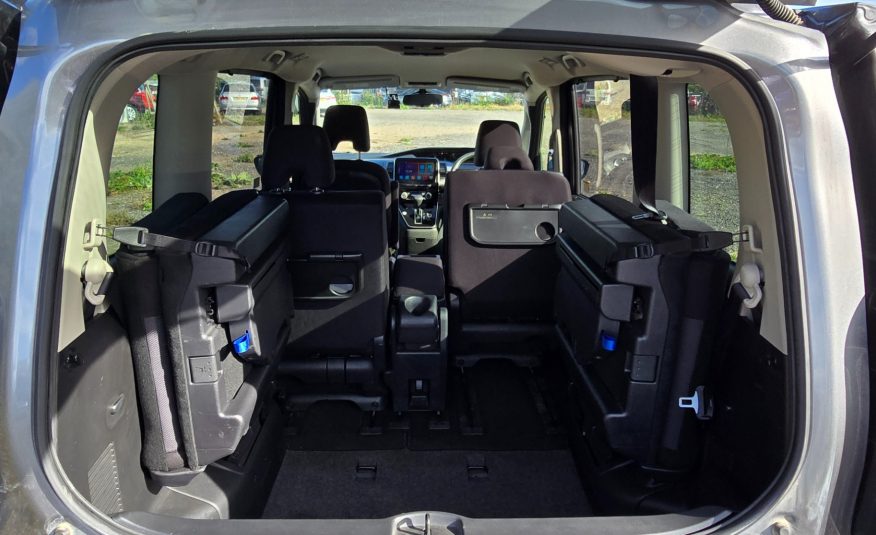 NISSAN SERENA HighwayStar 2.0h Auto 8 Seater S-Hybrid MPV Ulez Compliant