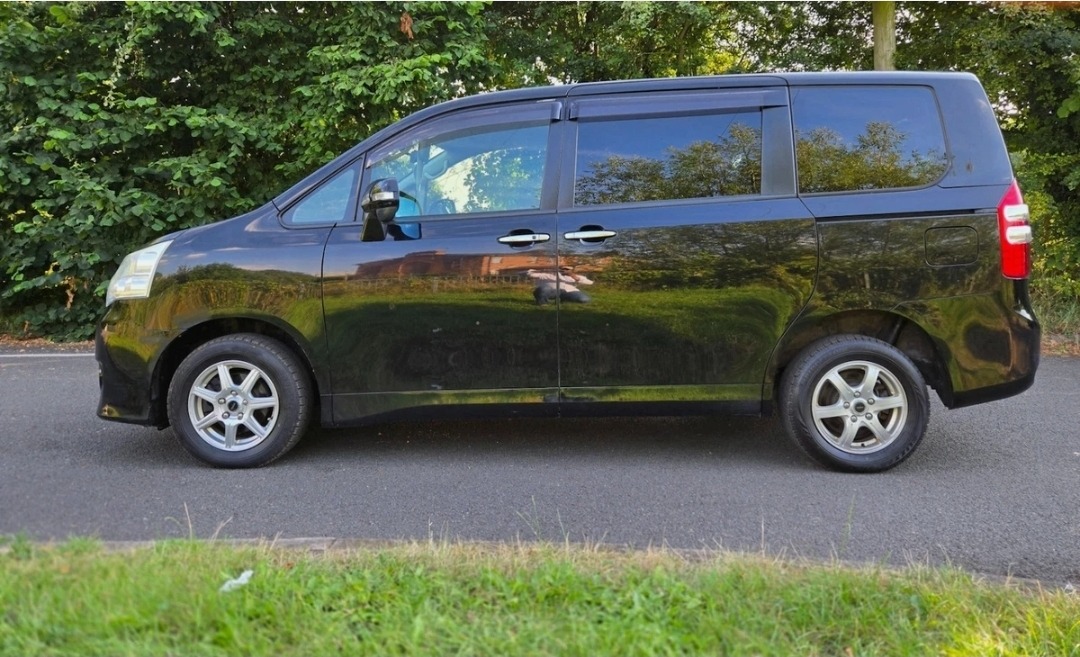 TOYOTA NOAH Fresh Import 2.0 Auto 7 Seater