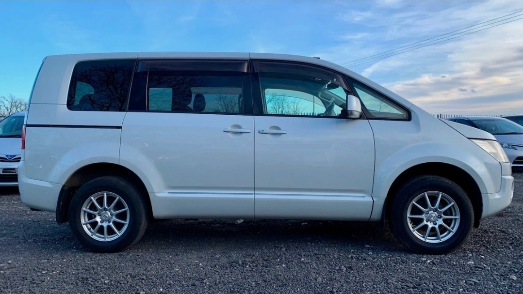 MITSUBISHI DELICA D5 2.4 Auto 8 Seater MPV 4X4