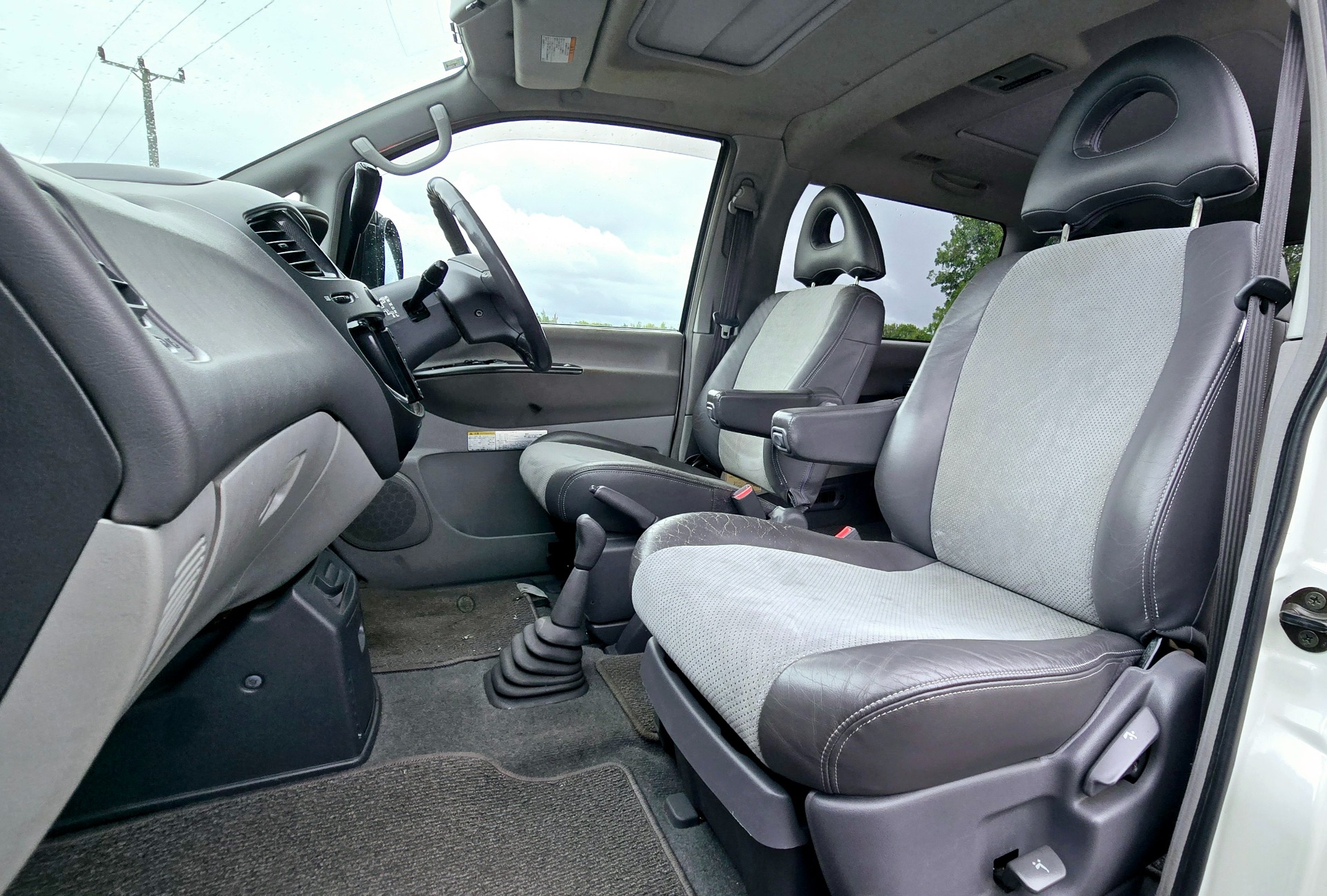 MITSUBISHI DELICA L400 Spacegear Chamonix3.0 Auto V6 4X4 7 Seater twin Sunroof 68k Miles Only