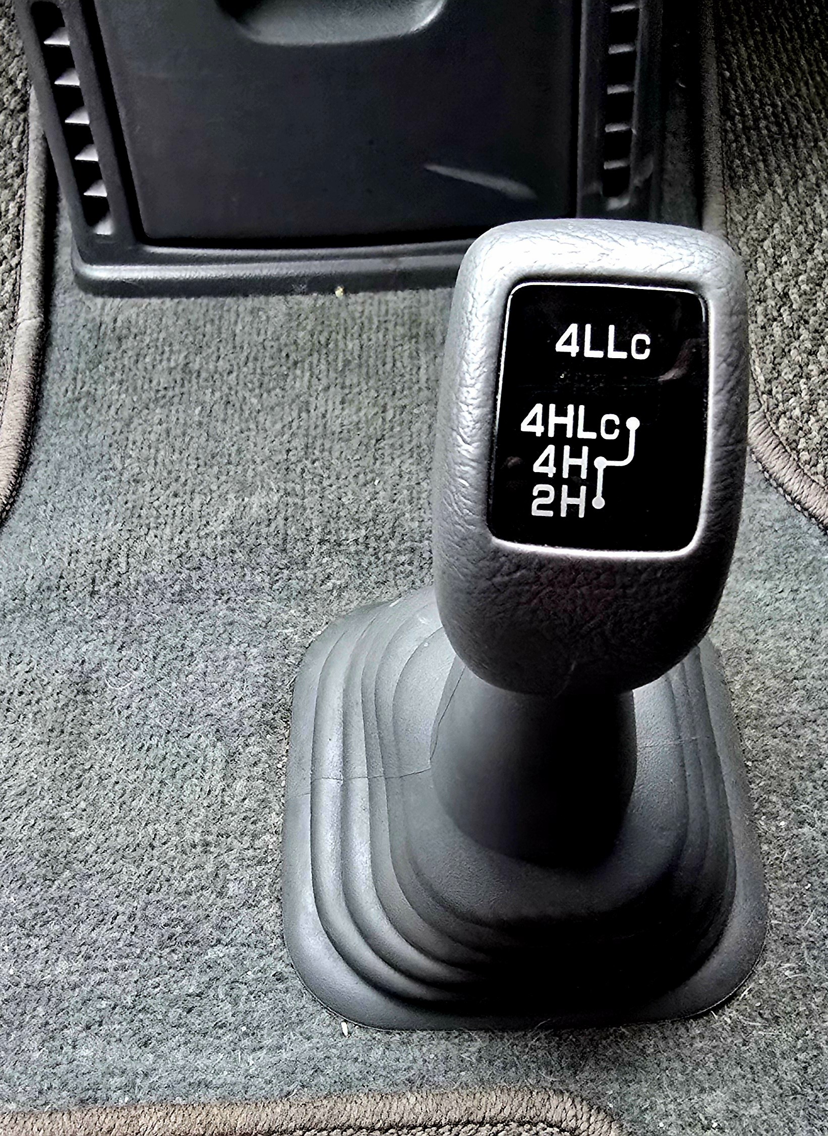 MITSUBISHI DELICA L400 Spacegear Chamonix3.0 Auto V6 4X4 7 Seater twin Sunroof 68k Miles Only